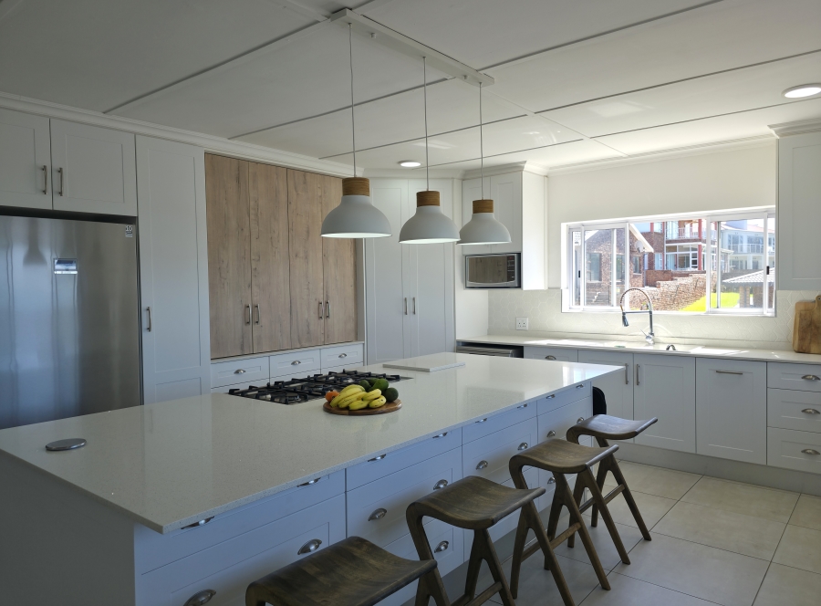 6 Bedroom Property for Sale in Wavecrest Eastern Cape